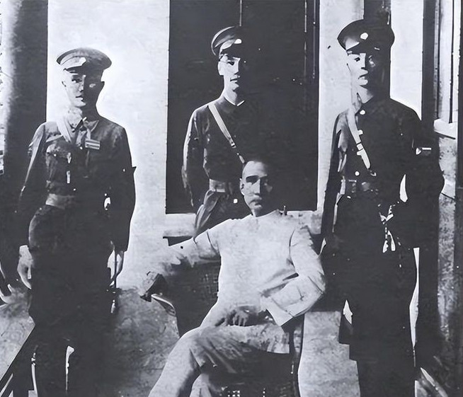 二次革命失败后，孙中山处境艰难。昔日多数支持者纷纷离去，不愿加入中华革命党，对他