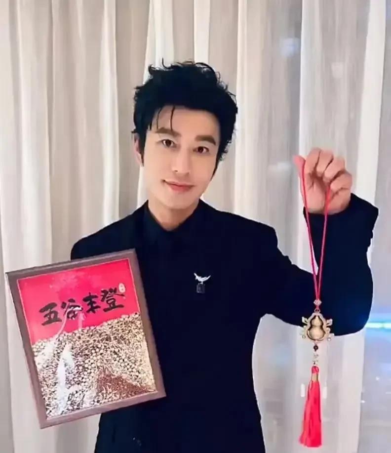 网友在上戏博士的复试成绩单里看到了金世佳和黄晓明的成绩。两位的成绩都相当不错，
