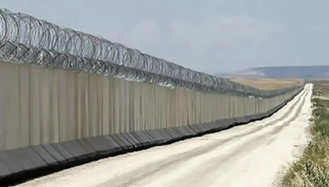 据外媒报道,伊朗伊斯兰革命卫队和国防军在伊朗东部大约200公里长的边境地区建起了