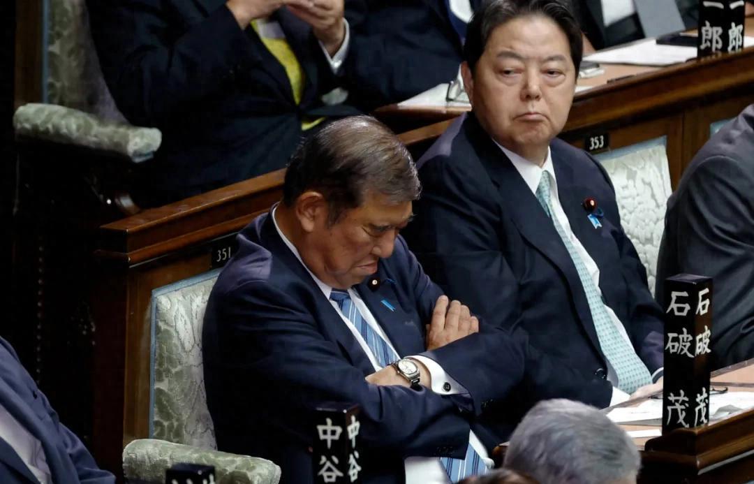 石破茂本来就不想当日本首相，硬被推上去，上台以后就开始躺平，如今摆烂终于有结果了