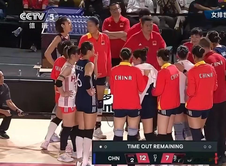 赵勇第二局骂醒了中国女排！第二局一顿大骂后，从第三局姑娘们就开始重新焕发了，拦网