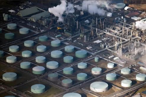 一吨原油进入炼油厂后，可以提炼出300公斤汽油、400公斤柴油和50公斤煤油，剩