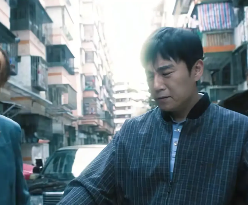 《扫毒风暴》，天赐在新婚第一天就喝醉打了玲玲，酒醒后还带着一群混混到老丈人楼下来