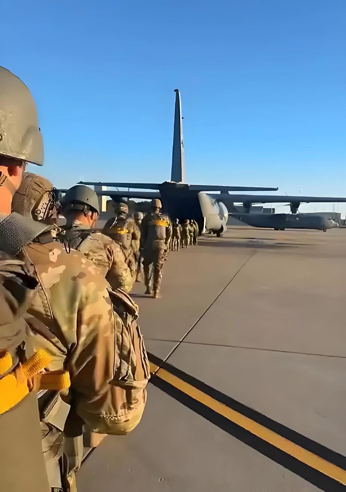 由35架C-17运输机和12架C-130运输机所组成编队已经从北美起飞，即将抵达