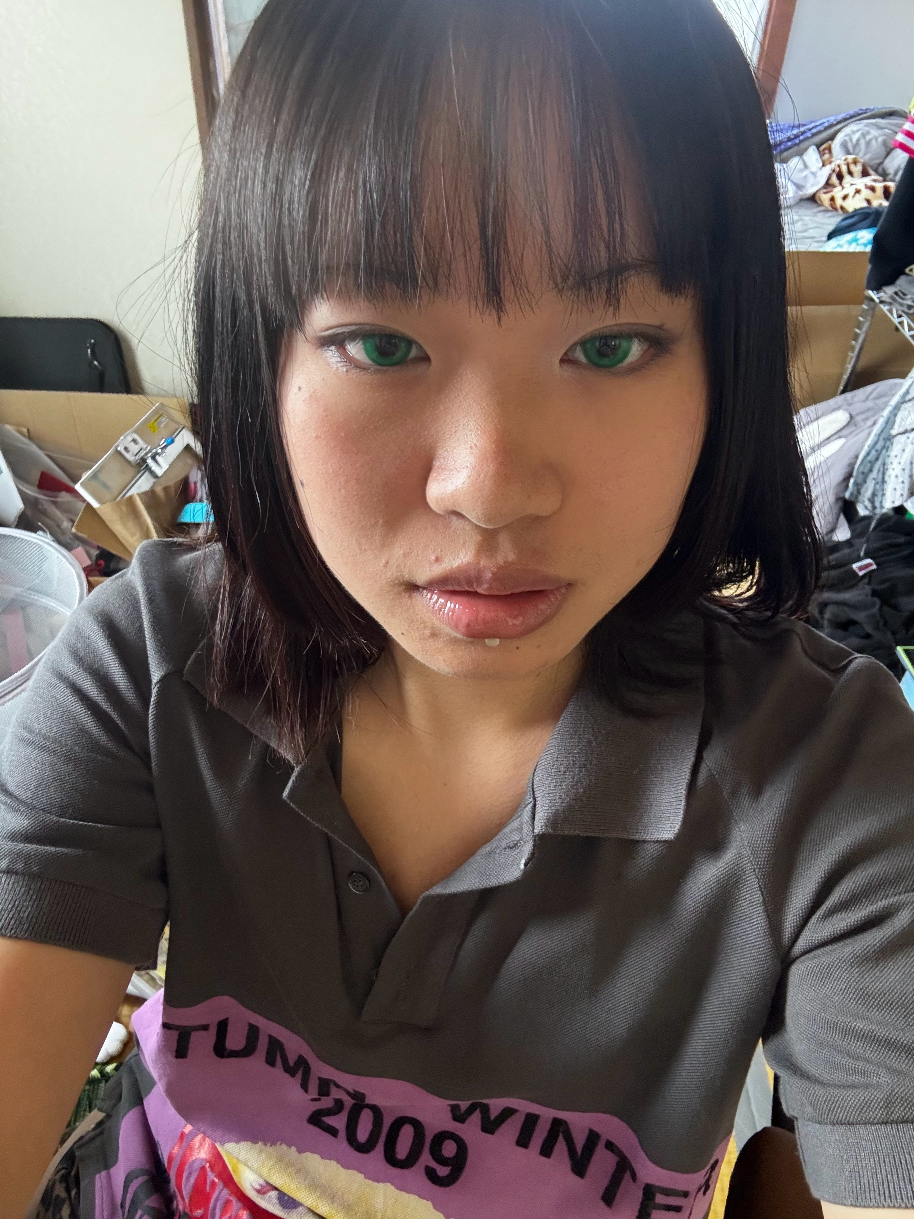 平常自拍是p1状突然睁大眼看镜头了竟有些许人外之感…！