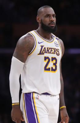 詹姆斯离开湖人的三大理由，一是东契奇是湖人绝对老大，詹姆斯在NBA的曝光度太高，