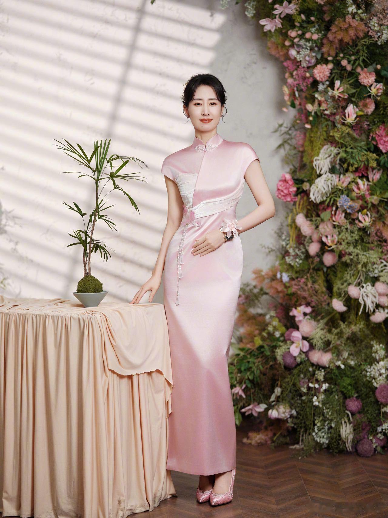 刘敏涛穿家乡非遗上春晚这才是顶级文化输出！刘敏涛春晚造型将鲁绣与烟台绒绣穿在身