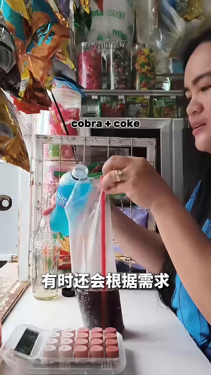 菲律宾的一些街边小店老板打开一瓶汽水并不直接把瓶子递给顾客，而是倒进透明塑料袋里