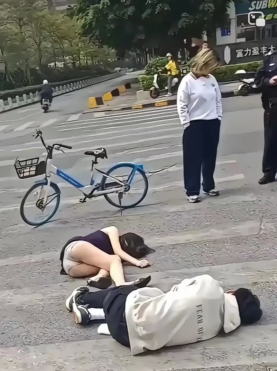 今天在街上目睹了超戏剧性的一幕。两辆自行车“哐当”一下撞在一起，骑车的人直接人仰