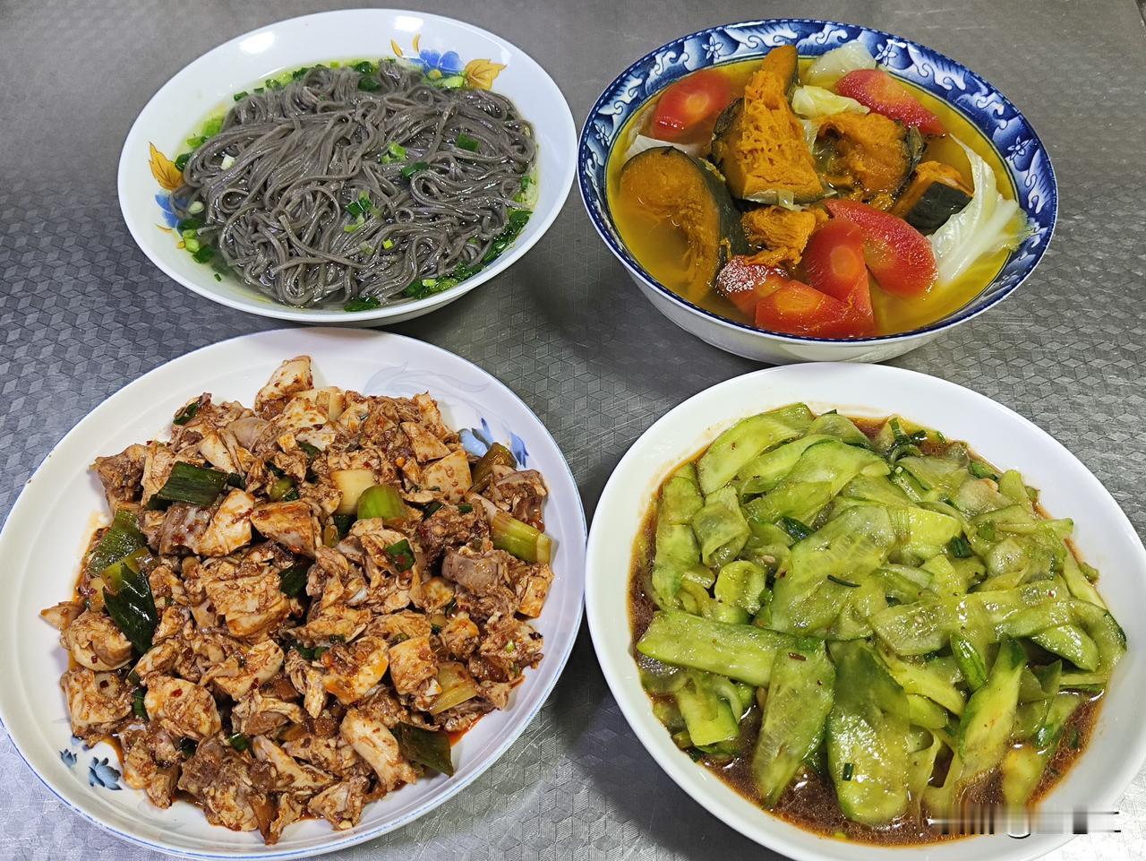 四月二十六日午餐，我做作了二菜一汤一主食。第一道是凉拌兔子肉，营养又美味；第二道