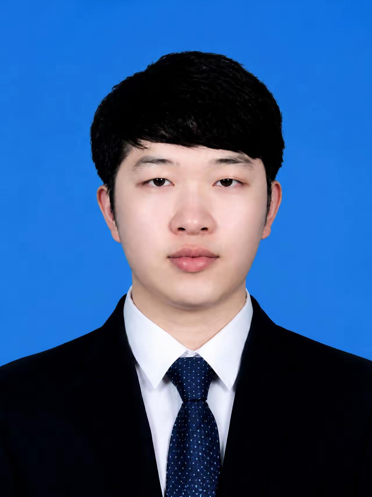 韦仲谋，男，瑶族，1994年11月生，广西壮族自治区桂林市荔浦市人民医院骨科医生