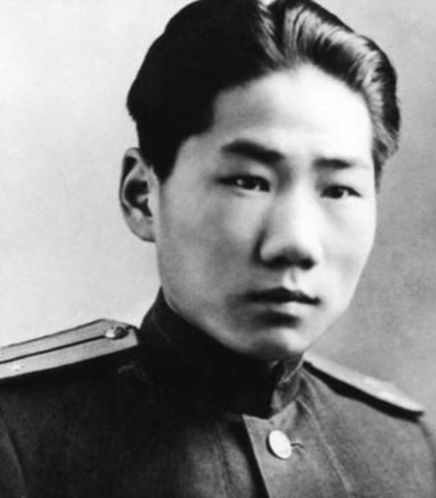 1955年春天，几名志愿军战士奉命来到朝鲜大榆洞，准备迁走一座烈士坟。铁锹还没挖