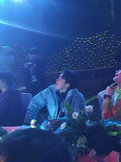 头哥的嘴角好荡漾啊，咪咪笑的样子好像看着烟花在想着什么。今晚海口的烟花，大老远