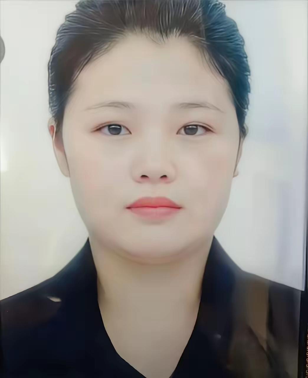 她是这次升学宴最惨的！​原本是一家人高高兴兴参加，带着两个儿子，当天下雨，她特