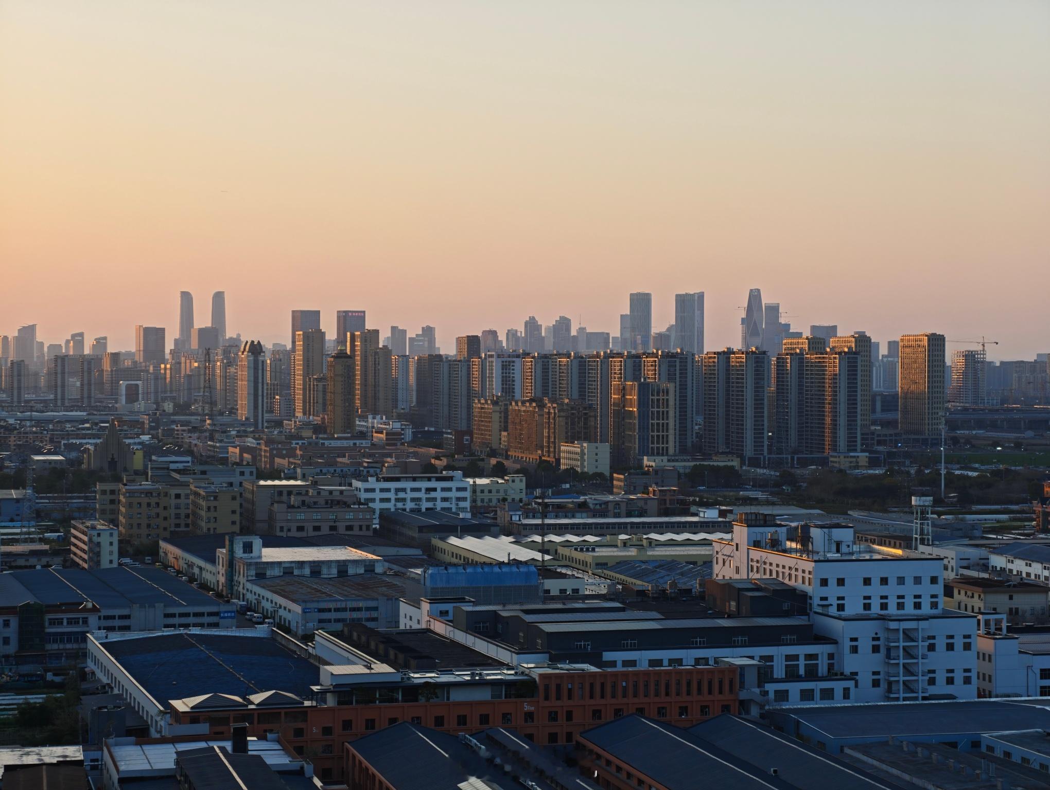 今天上班第一天，开年我最期待的手机可以概括为1231台小屏一加15T，2台折叠M