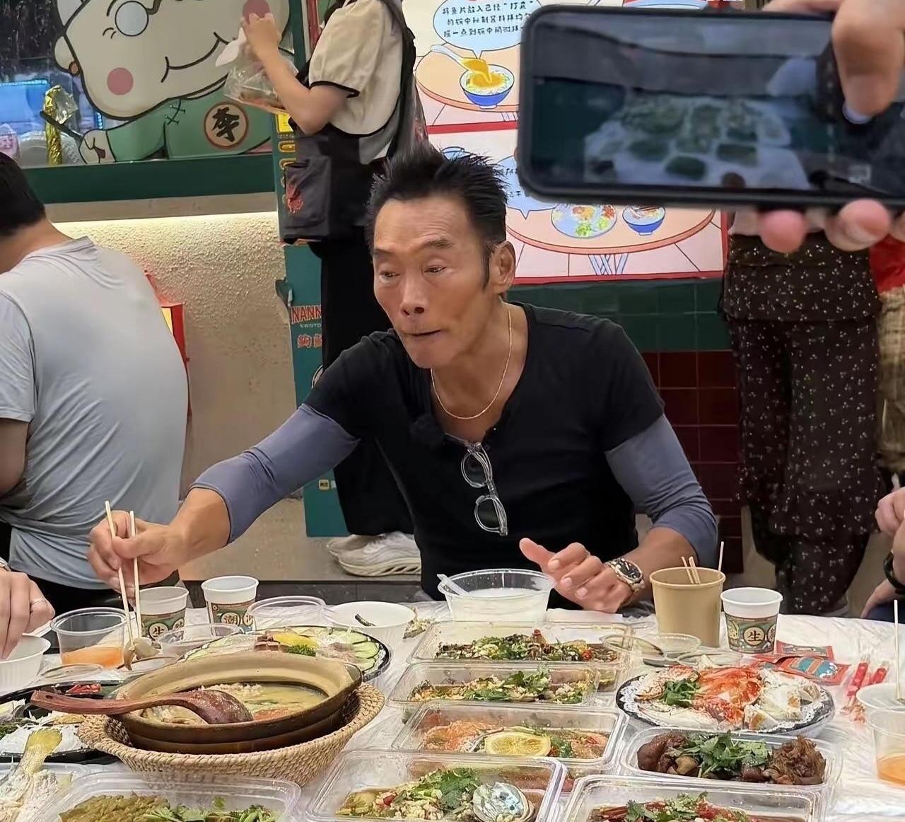 你敢信？当年海报贴满女生宿舍床头、迷倒万千少女的那个男人，如今竟然也到了去公园抢