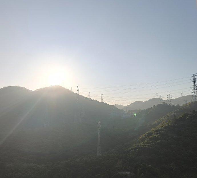 看着锅里煮豆燃烧豆秸，豆熟透了，豆秸也烧成了灰。熟豆成了席上美味佳肴，灰烬化作田