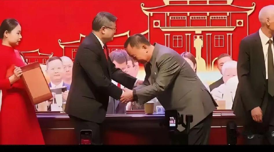 某“大师”是如何蜕变成公知的？只可惜他还以此而沾沾自喜，继续招摇撞骗。比如他