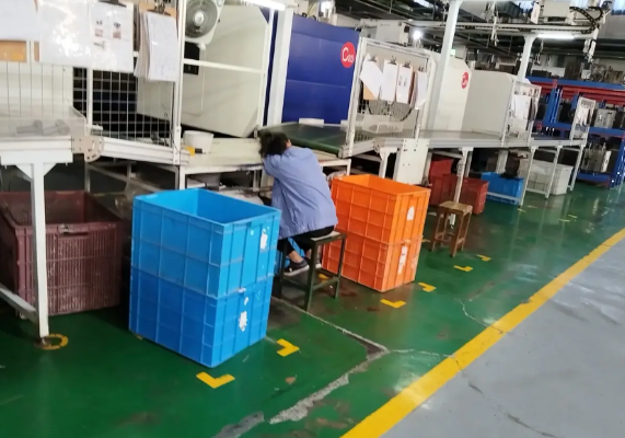现在的大学生到工厂里干临时工纯属是来体验生活的，年轻人在工厂里真的吃不消。昨天