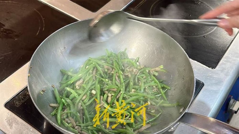 西贝陷预制菜争议, 记者实探济南门店: 主食类为半成品, 其他菜类门店现做