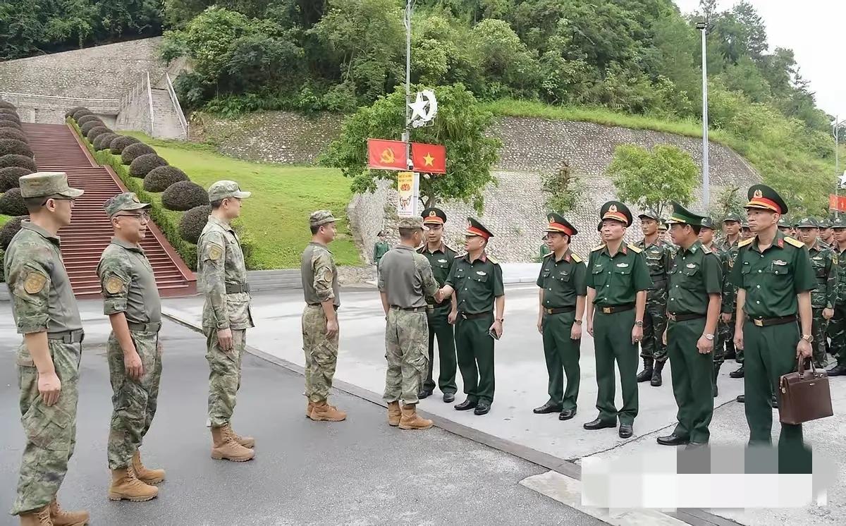 越南士兵肩扛95式自动步枪走下大巴时，镜头突然扫到带队军官的左手——那枚目测30