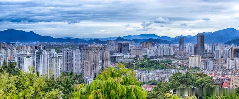 温州楼市的确是这几年房价降幅比较大的浙江城市了。浙江楼市里面能和温州房价比下跌