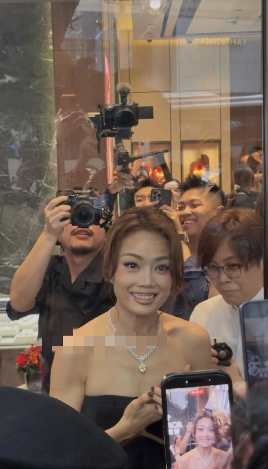 9月3日，英皇珠宝马来西亚吉隆坡店开业，容祖儿盛装出席，无修图下她看着很憔悴，感