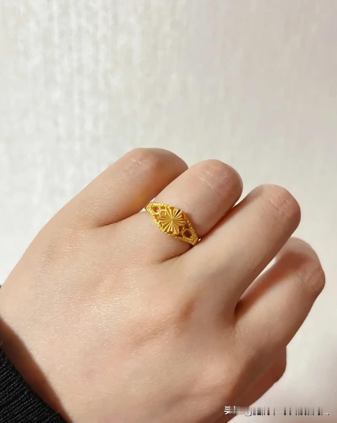 看着最近黄金一直下跌,跟老公商量,要是等黄金降到800左右一克的时候,我想再买个