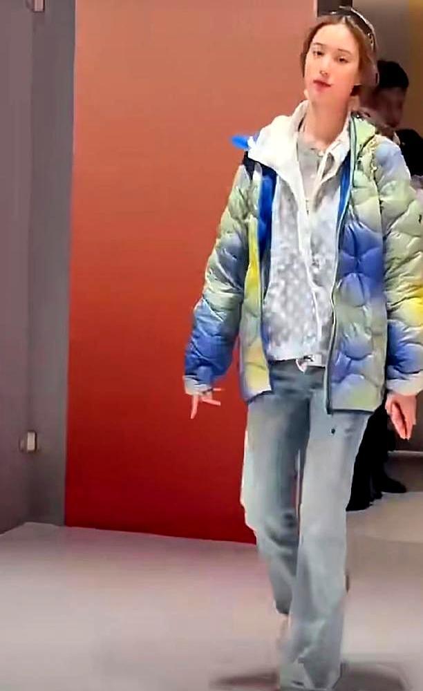 一段十几秒的滑雪视频，把黄子韬和徐艺洋推上热搜。画面里，他走得快，她落在后