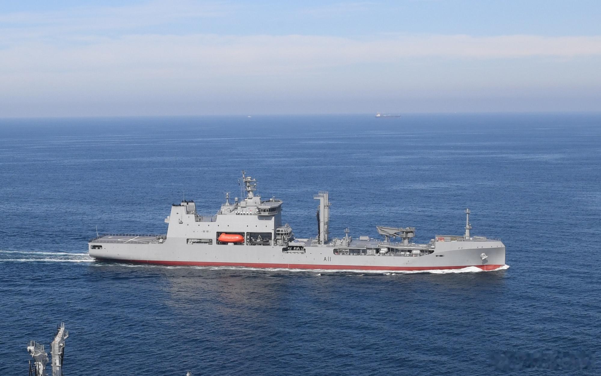 应该还是前后舰岛布置尽管这几年欧美新补给舰多半采用后置舰岛设计，但目前来看新补给