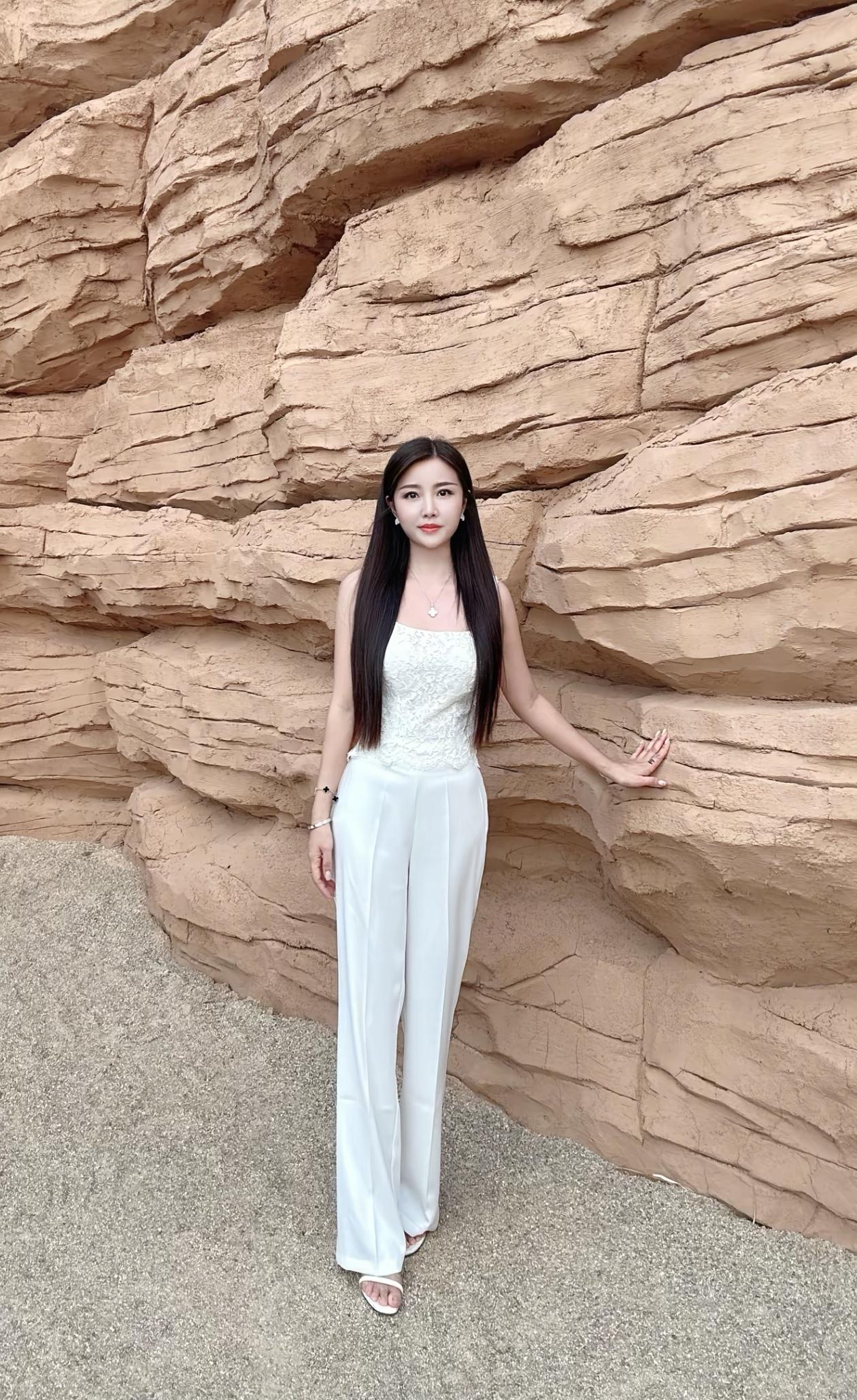 在沙漠中的时尚之旅，白色连衣裙与沙石背景的完美融合。