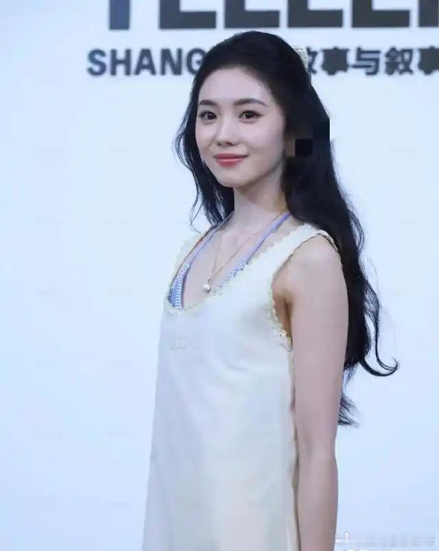 刘浩存的MiuMiu黄裙子火了，戳破一个真相：我们为什么开始迷信“干净脸”