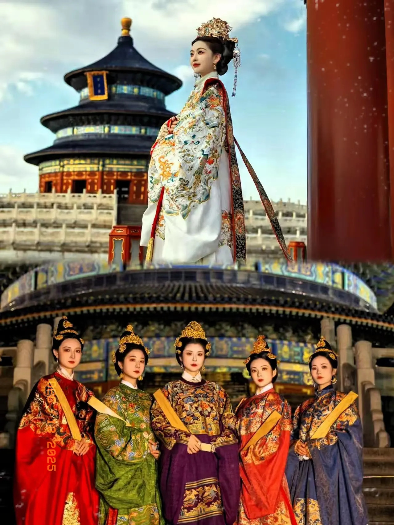 这才是美女们打卡天坛的绝配！人美，华服配饰毫无违和感！