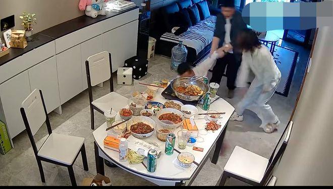 太荒唐了！五一假期，一男子带几个朋友来家里喝酒，妻子穿着吊带在卧室休息让丈夫关门