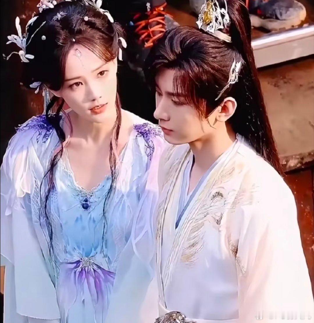 1、《天地剑心》扑街这事,还真不好简单说是谁的锅。成毅和李一桐在直播间急得泪洒当