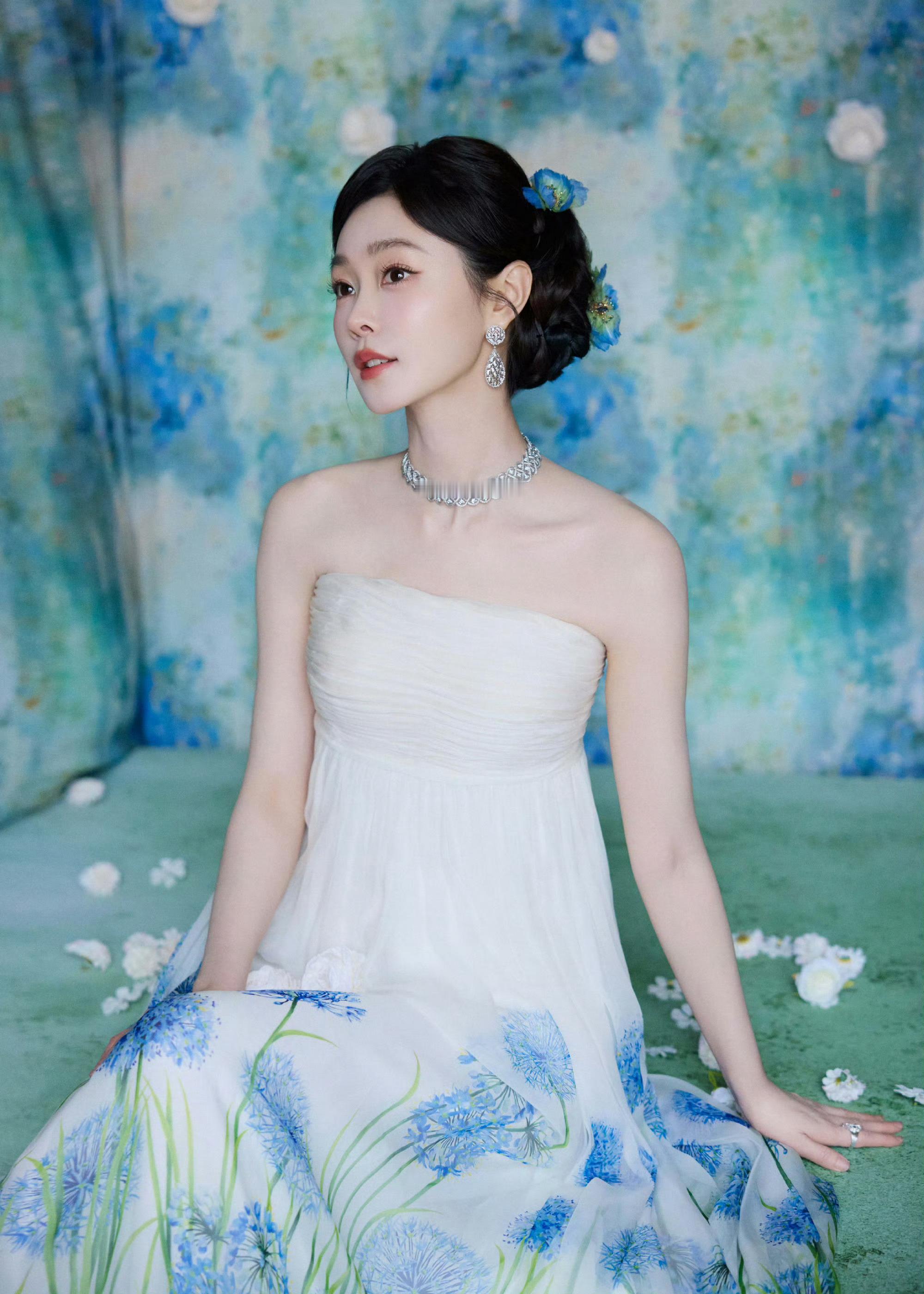 宋轶宋轶莫奈画里的公主宋轶白裙清冷感薄纱裙摆缀满清雅花植，编发点缀蓝花，钻石配饰