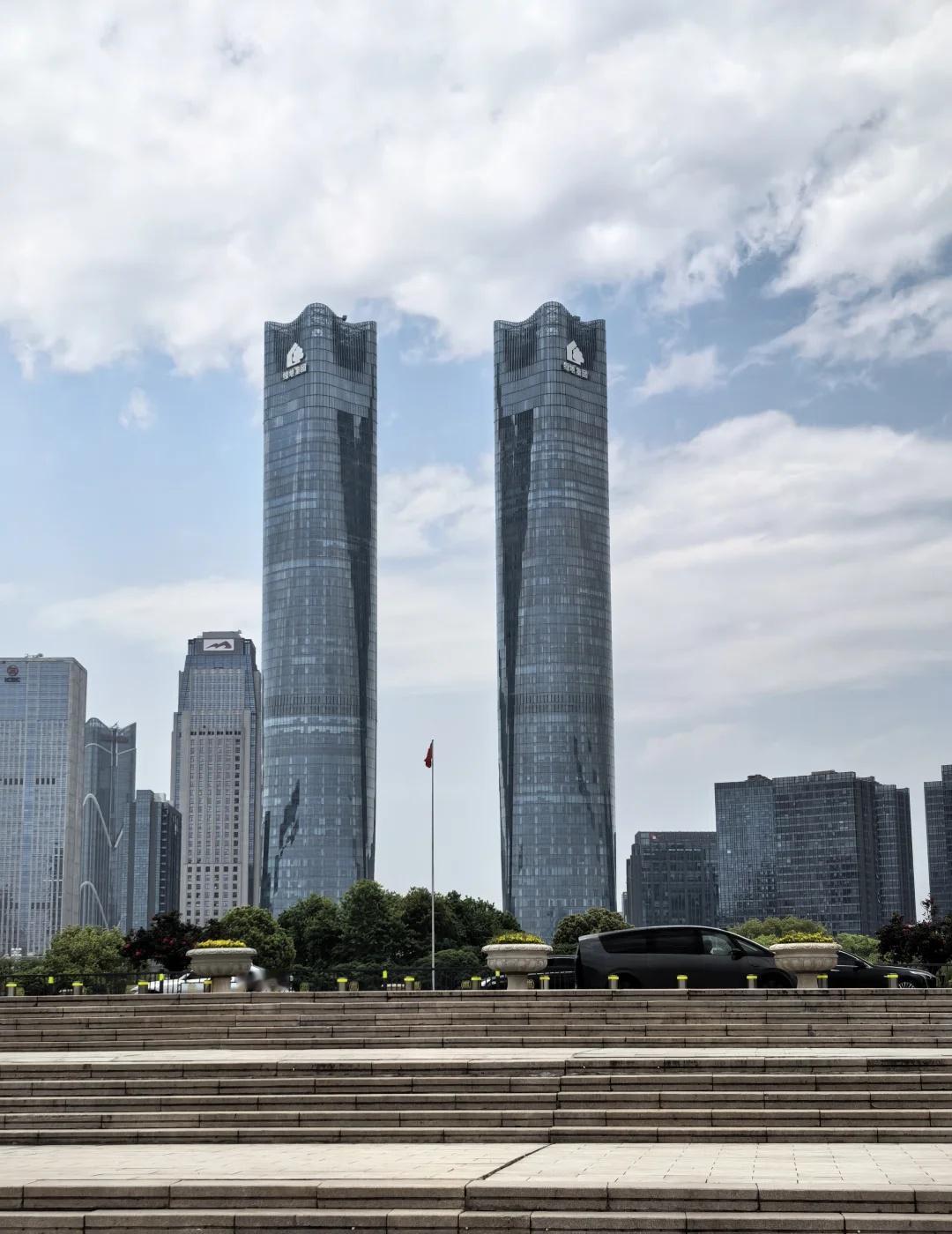 确实名不虚传！南昌双子塔（绿地中心303）有够硬核：-✅高度地标：303米