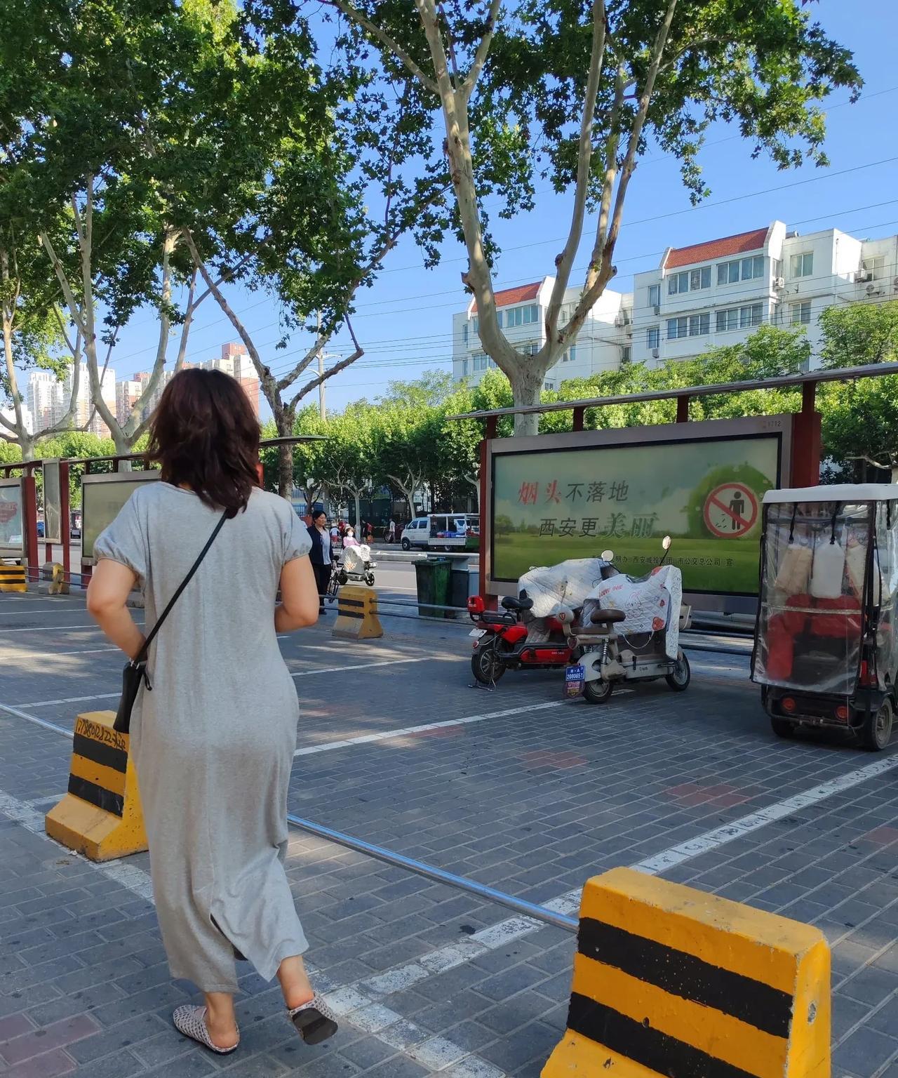 身材才是顶配。这是我昨天在街头拍摄到的几张图片，发现女人对服饰有误解，女人执着