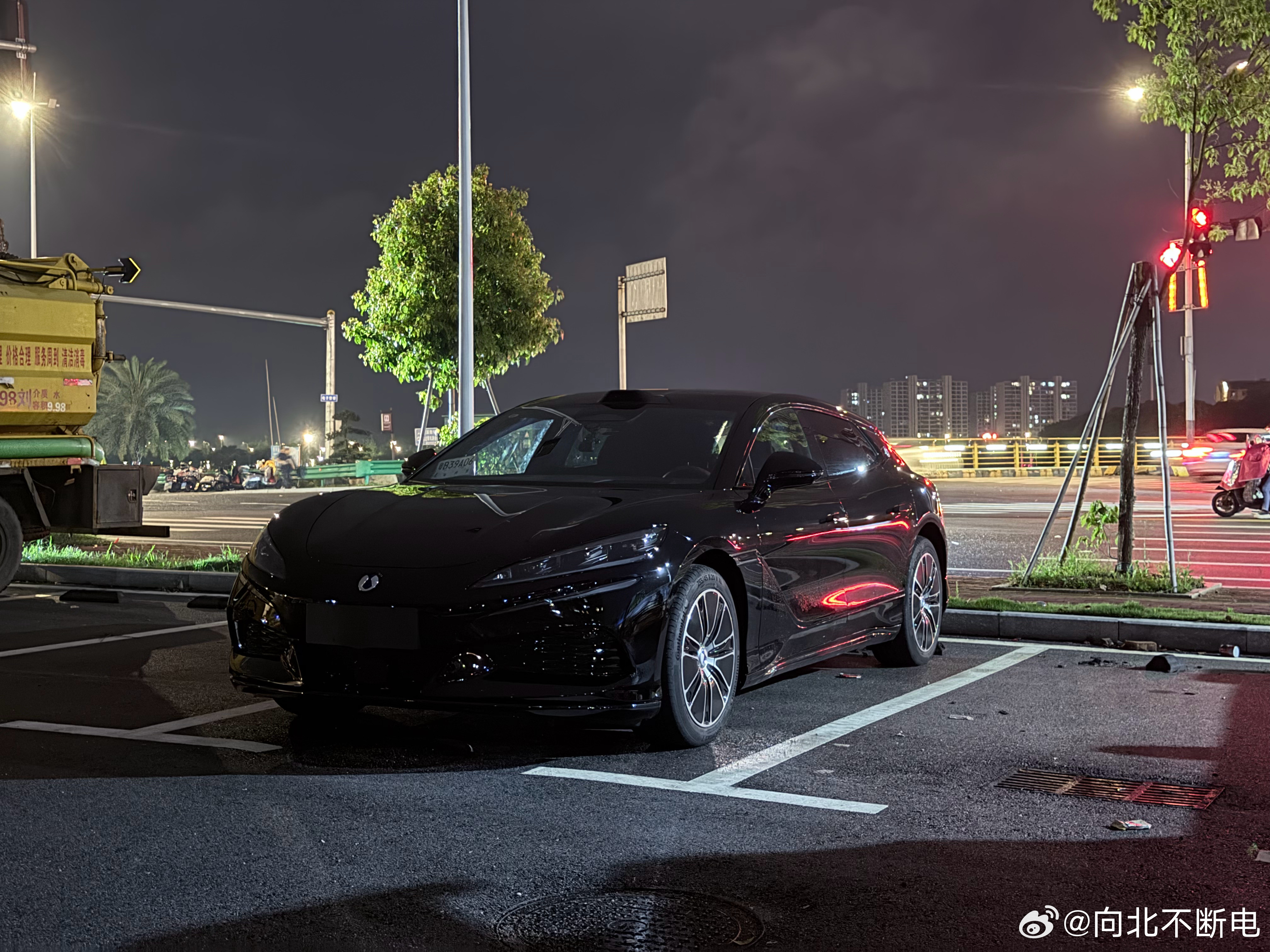 「腾势Z9gt充电5分钟，续航1300公里测试」第一天结束，给大家汇