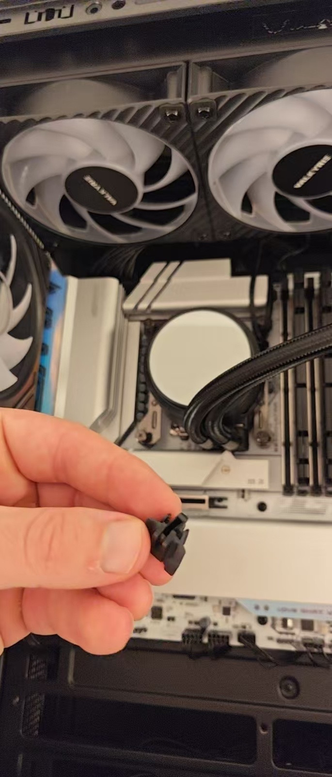 上次我拿AI翻译的老外下单了270Kplus+64g6000+RTX5070TI配置，第一步就把显卡