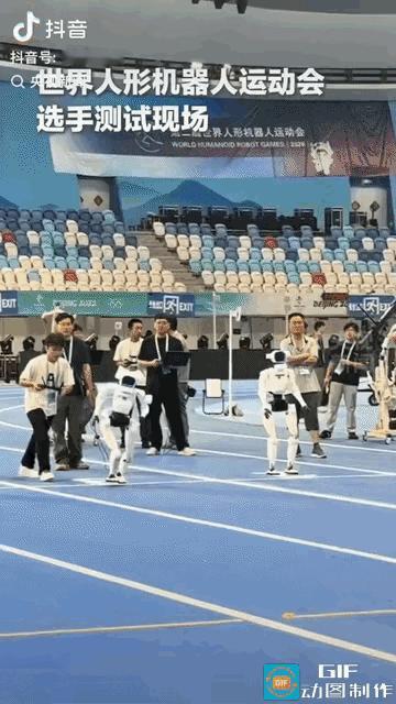 笑不活了”北京机器人测试现场，一位“选手”掩面狂奔，两只手害羞地左右摆动，别看它