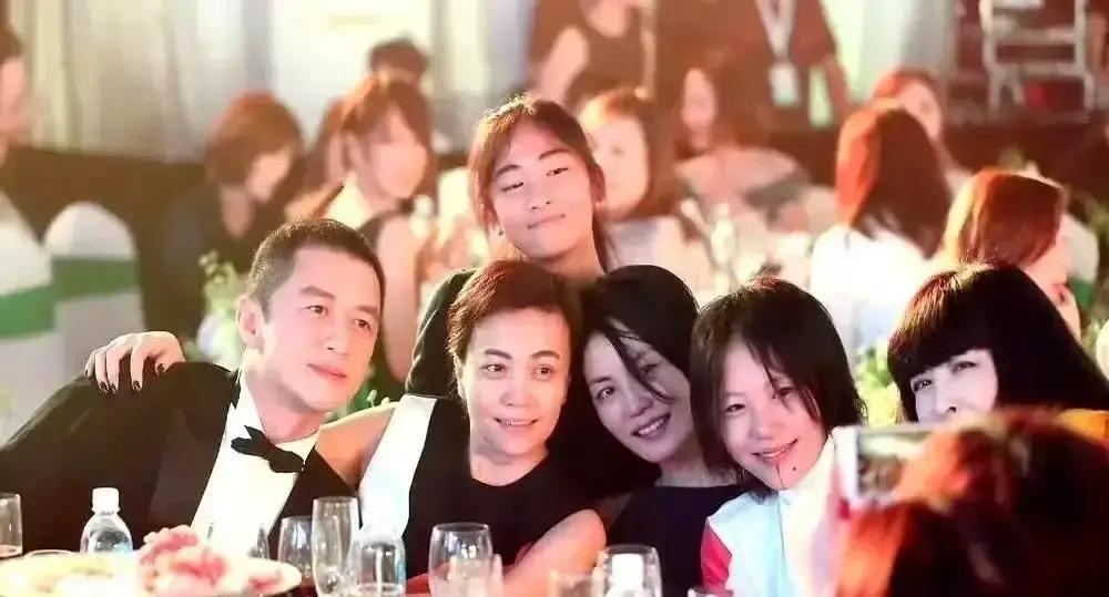 李亚鹏和王菲在嫣然基金十周年晚宴同框。两人离婚整四年。李亚鹏先上台讲八分钟，