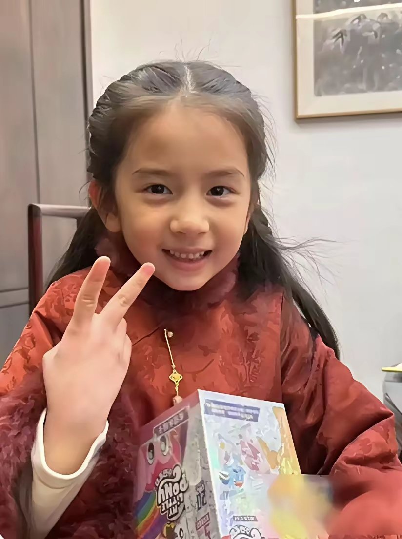 方媛、郭富城夫妇的大女儿郭咏希和方媛长的太像了。郭咏希精致的五官和方媛恰似一个模子里刻出来的，母女俩
