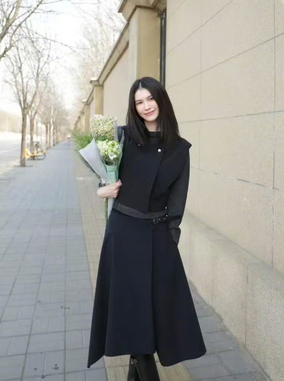 何穗产后掉眉毛睫毛这也太真实了😭！何穗产后不仅脱发，连眉毛睫毛都掉，还接连生病