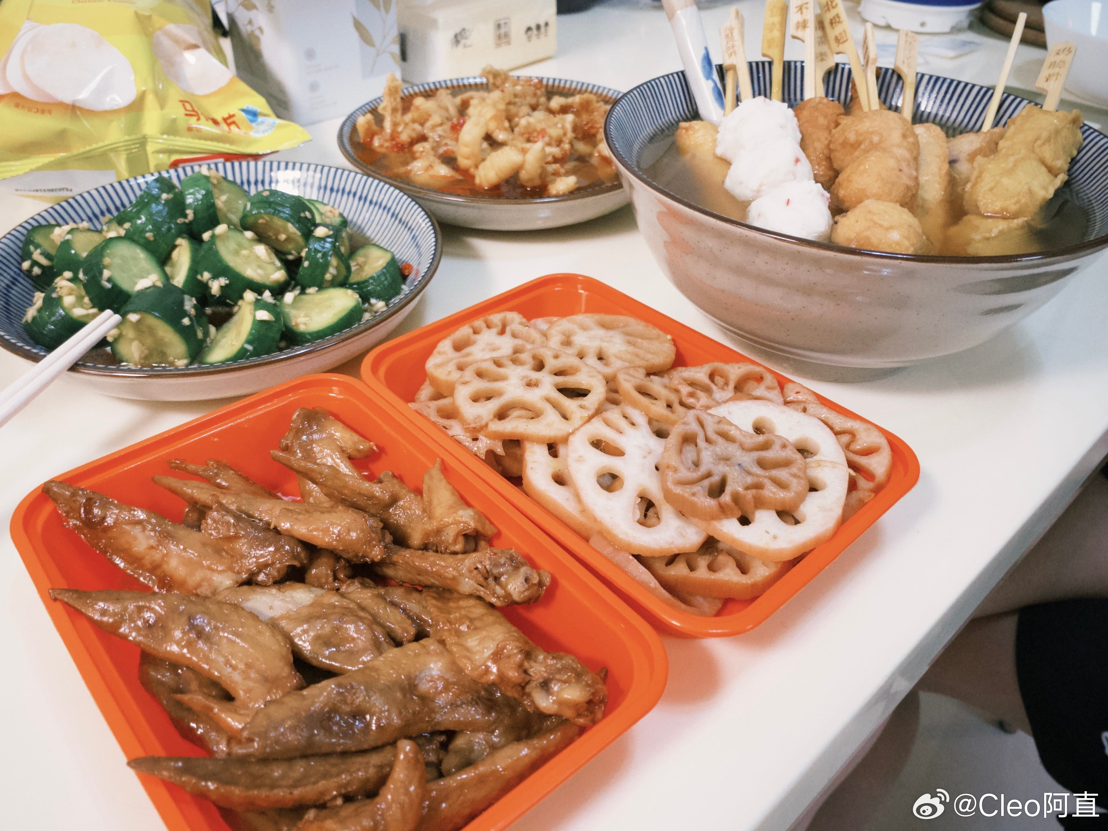 小鸡同学专程来我家看浪姐，于是一个晚上看完了金曲奖和总决赛，吃光了所有零食，好累