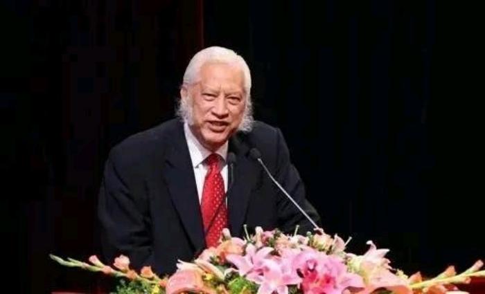 “虽然我没有一丝一毫的中国血统，但我有一颗百分之百的中国心和一腔百分之百的客家情