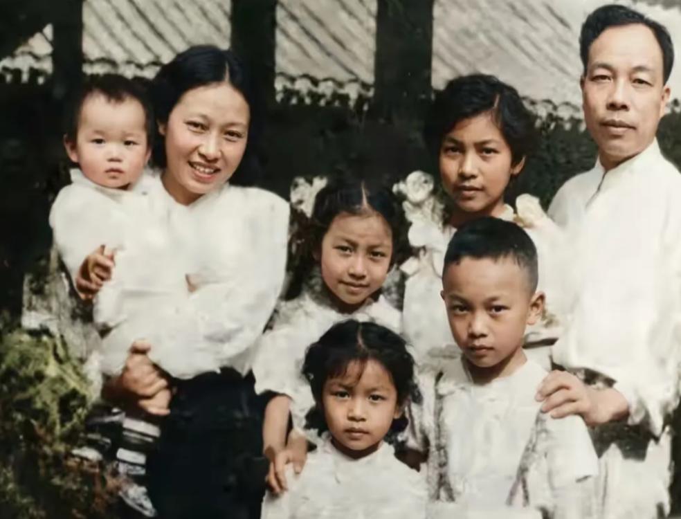 开国上将萧华的夫人貌美如花、娴静端庄，5个孩子后来都成为栋梁之材。有意思的是，将