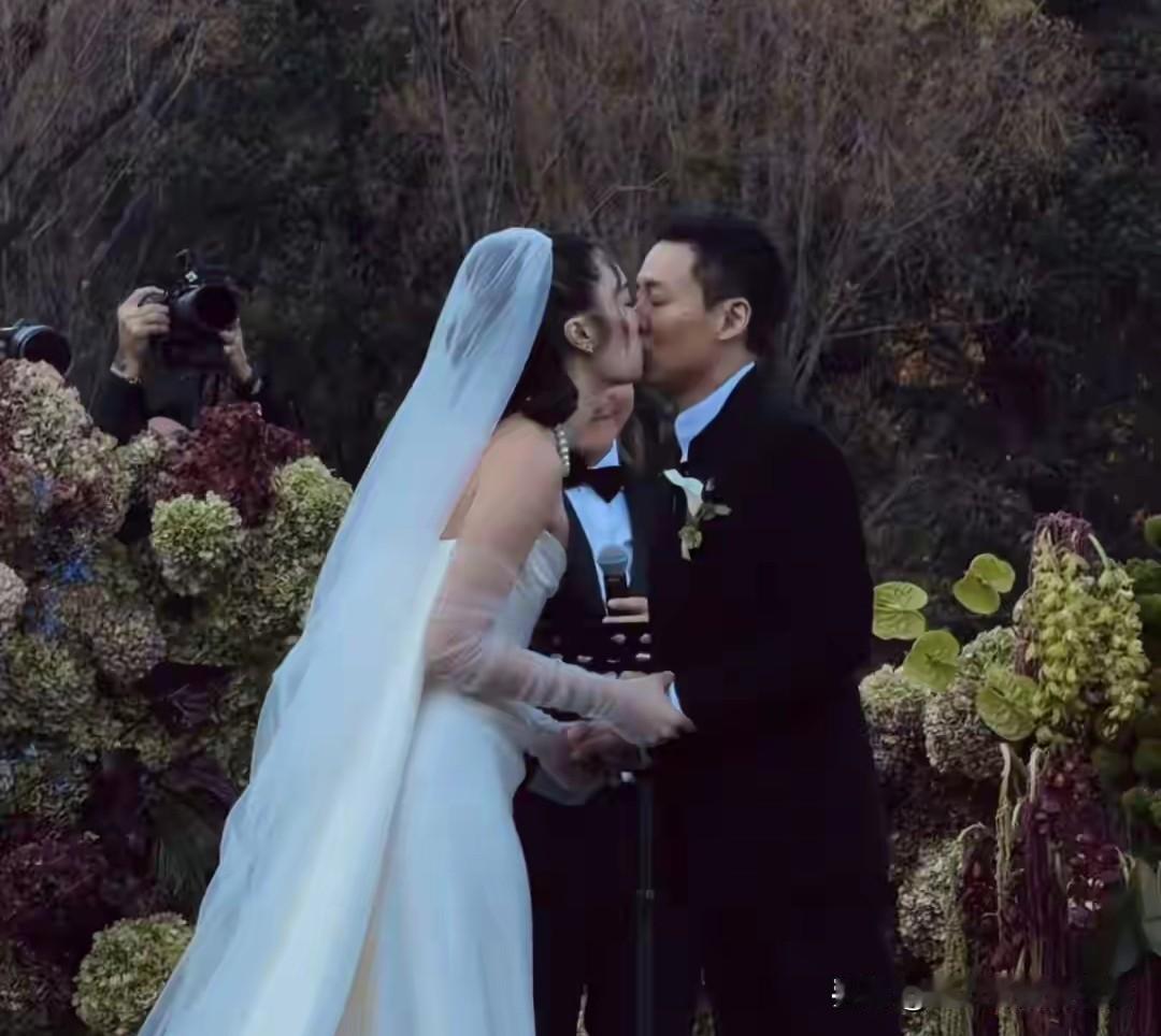 霍启刚的弟弟又结婚了一个，只剩下章子怡的前男友霍启山还单身。话说娶了一个泰国的