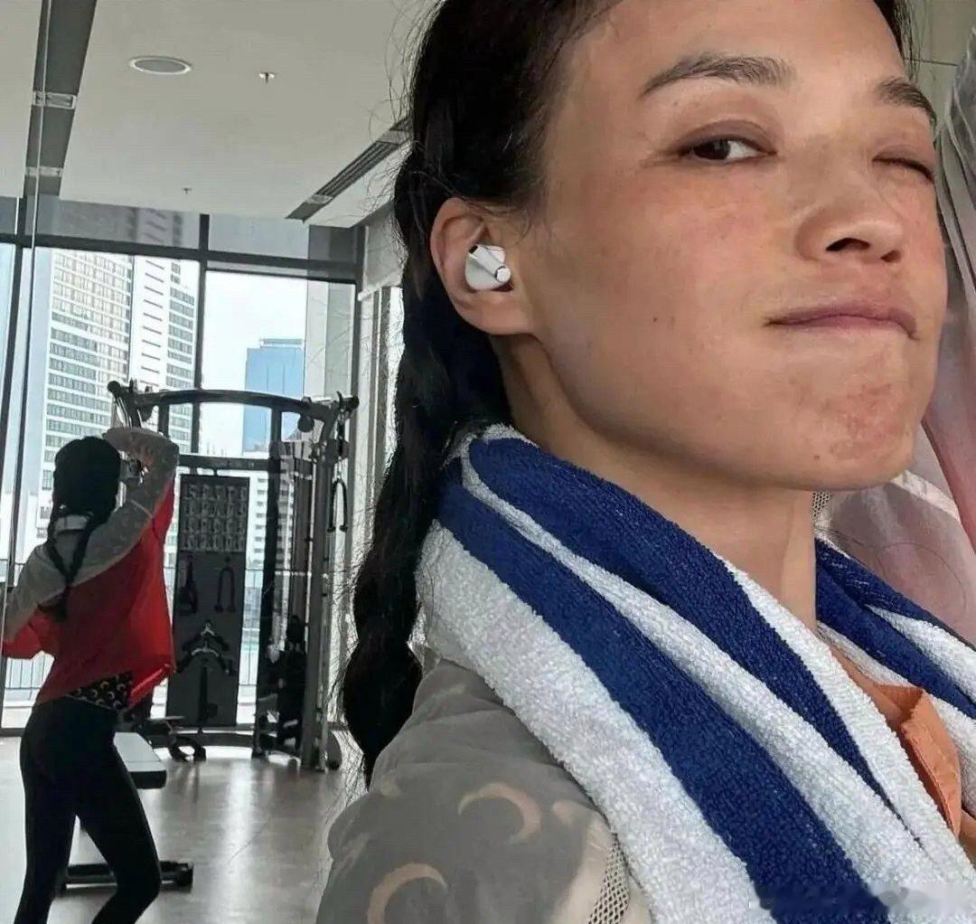 五十岁舒淇的素颜照，感觉依旧保养得非常好，活力满满