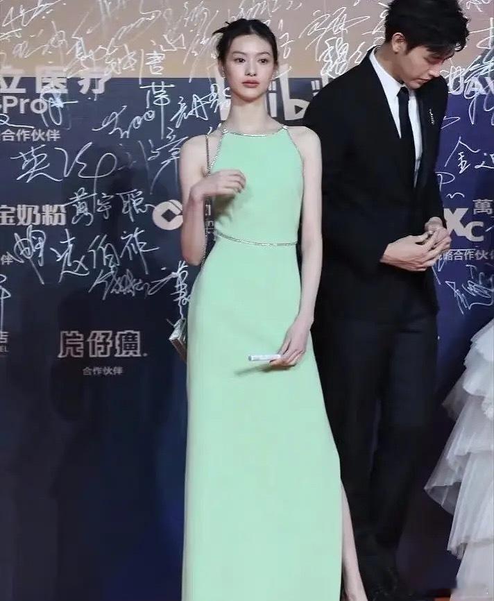 为啥miumiu给邱天拍的就不算丑，赵今麦她们就是丑土的，是区别对待还是人的问
